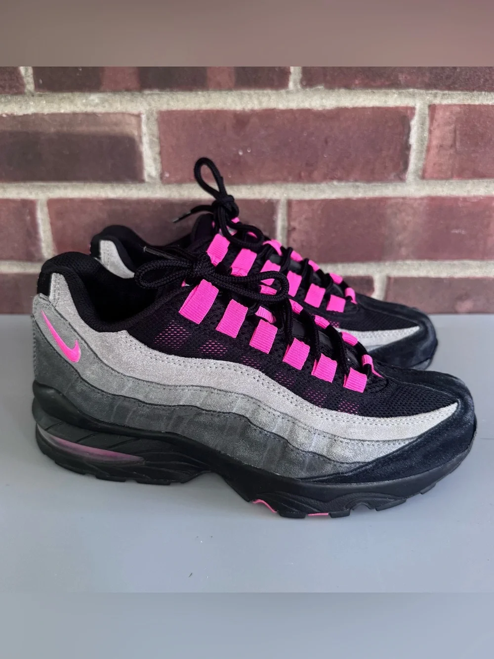 Nike Air Max 95 Girls 5Y Black Gray Hot Pink 310830-062 Sneakers. In great condi